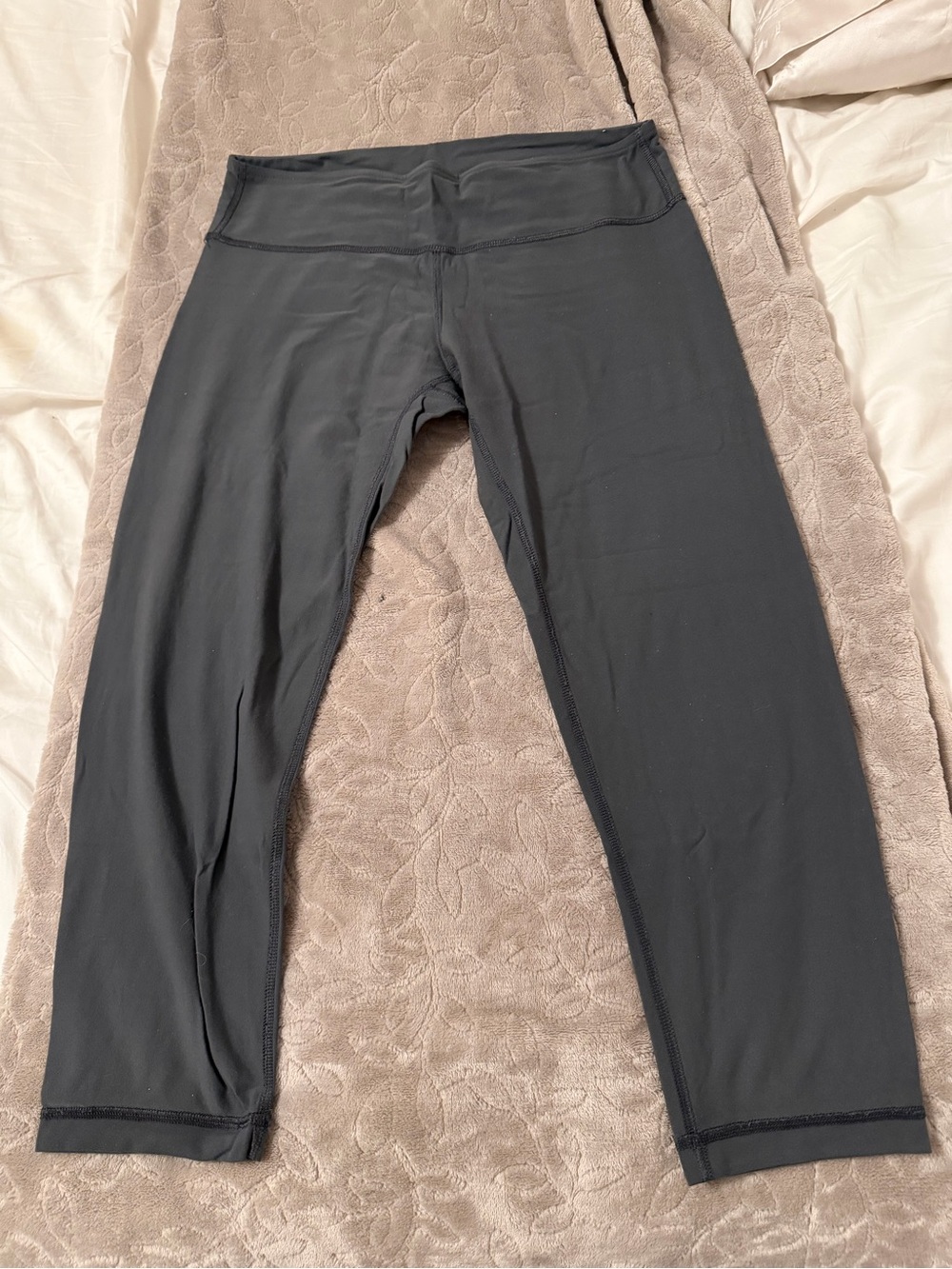 Lululemon mid-rise capris